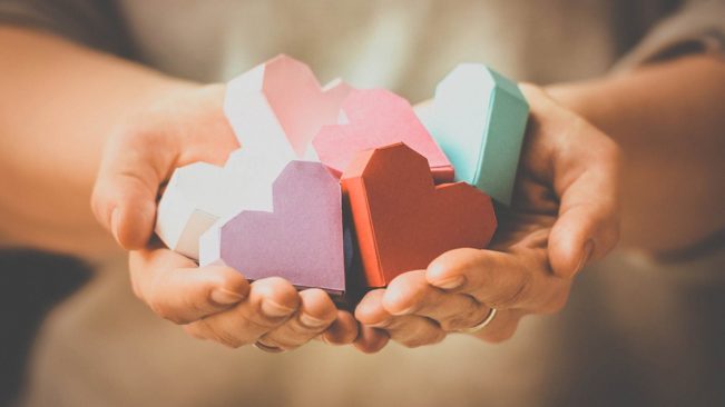 Muốn bản thân hạnh phúc, phải trao đi hạnh phúc và một ước muốn thiện lương đối với người khác. (Ảnh: ngonluanho.net)